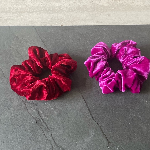 Set of 2 extra large velvet plush scrunchies - Picture 3 of 4